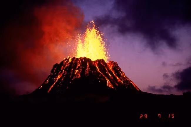 Đợt phun trào núi lửa mới đây của Kilauea đã giải phóng khoảng 55.000 tấn lưu huỳnh điôxit - một loại khí độc hại, nồng nặc tạo thành sương khói núi lửa sau khi phun ra. Chúng có thể gây ra các vấn đề về hô hấp và các vấn đề sức khỏe khác khi loại khí này có nồng độ cao trong khí quyển. Ảnh: G.E. Ulrich, USGS.