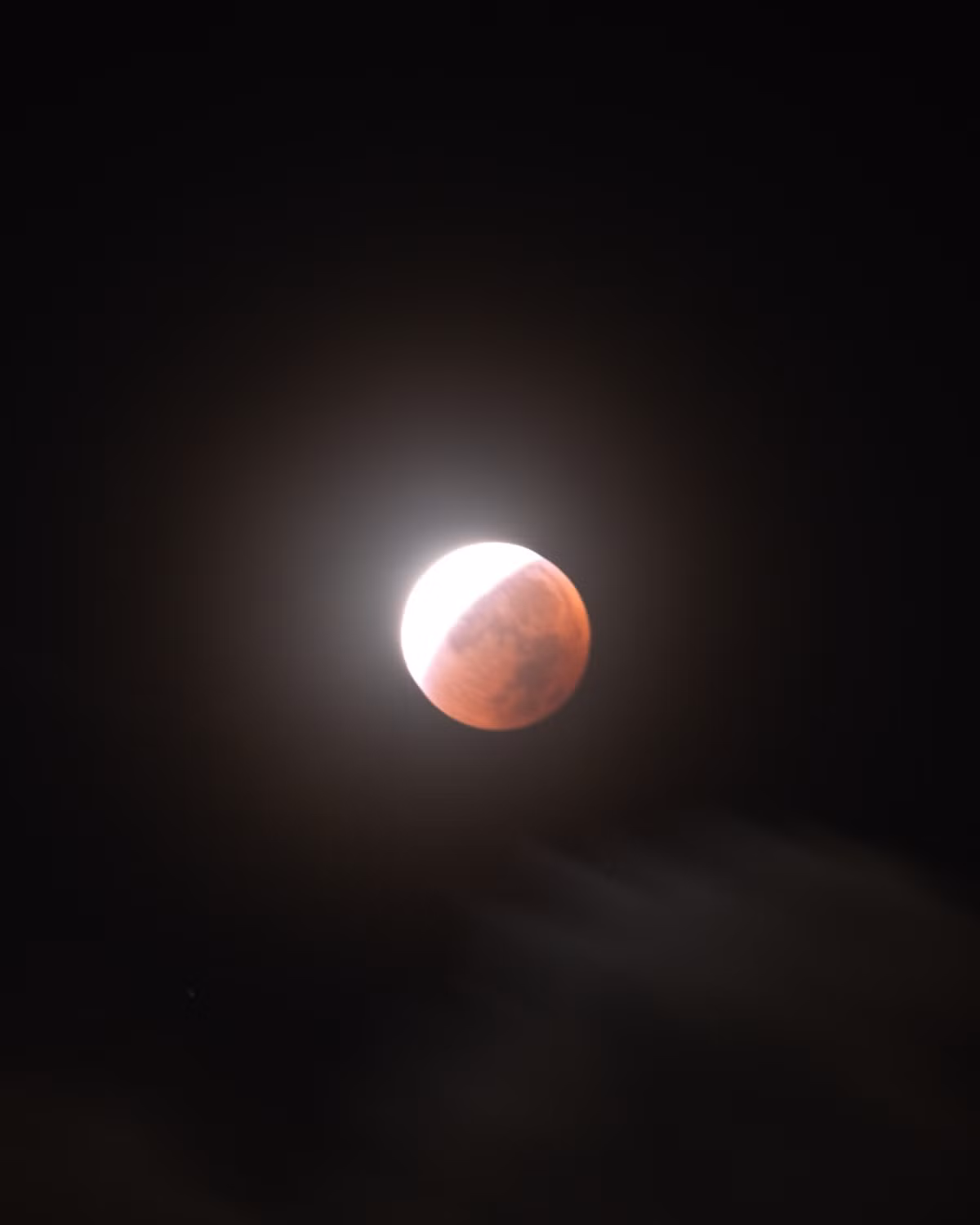 Dù vậy, những người yêu thiên văn có những dụng cụ chuyên dụng như kính thiên văn hay ống nhòm có thể quan sát hiện tượng "trăng máu" rõ nét và ấn tượng hơn. Ảnh: 1thegioi.