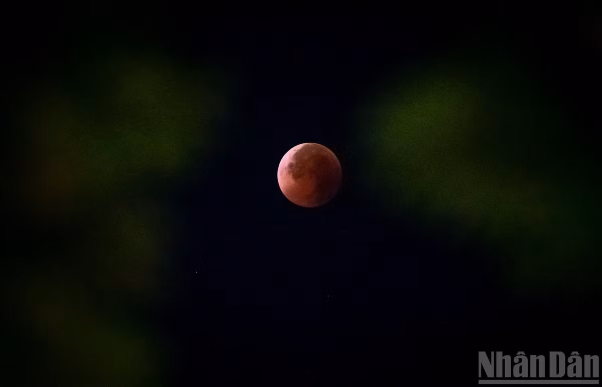 Tại Việt Nam, người dân quan sát nguyệt thực bắt đầu lúc 22h28 ngày 7/9 cho tới 3h55 ngày 8/9. Trong đó, nguyệt thực toàn phần kéo dài 82 phút bắt đầu từ lúc 0h30 đến 1h52 ngày 8/9. Ảnh: Nhân dân.