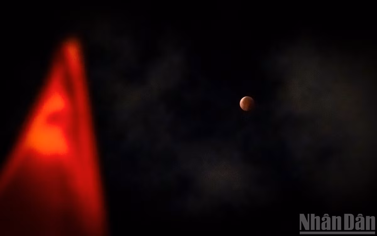 Tổng thời gian nguyệt thực kéo dài 5 giờ 27 phút. Trong đó, pha toàn phần kéo dài 82 phút. Đây là thời điểm khi Mặt trăng nằm trọn trong vùng bóng tối của Trái đất và chuyển sang màu đỏ cam rực rỡ như "trăng máu" đầy mê hoặc. Ảnh: Nhân dân.