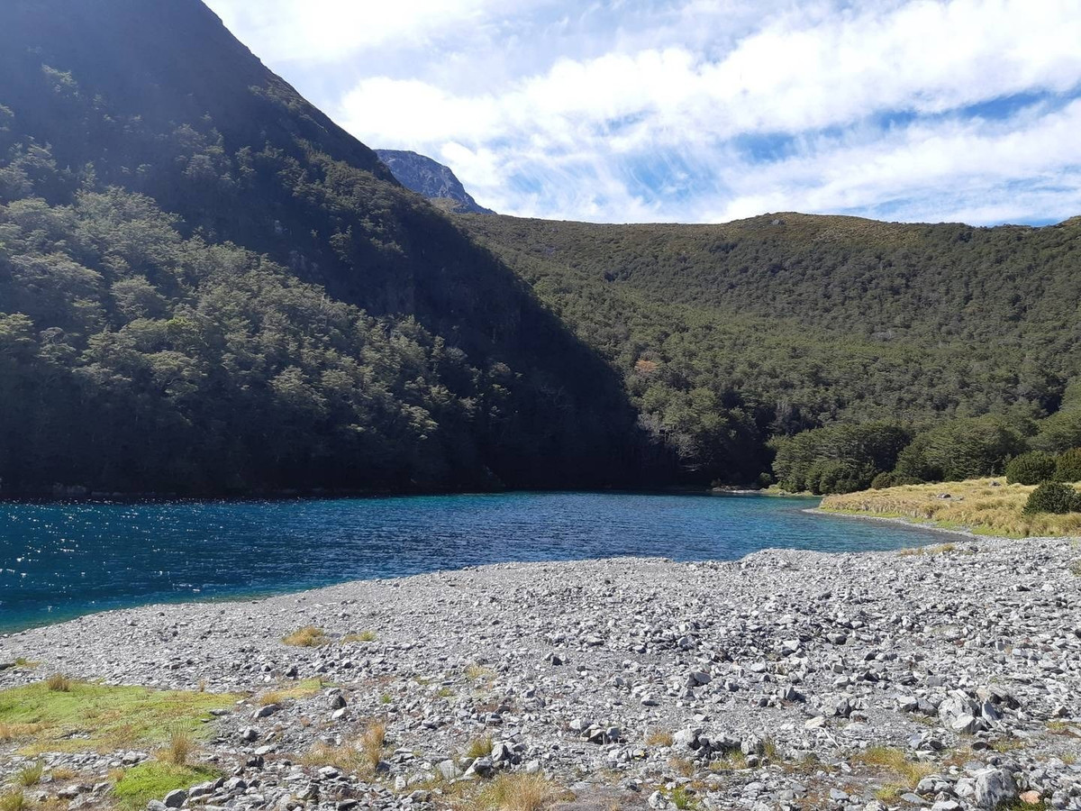 Một số chuyên gia cho rằng, sở dĩ nước của hồ Rotomairewhenua trong như vậy là được lọc qua moraine (trầm tích đá sông băng) trước khi chảy vào hồ. Ảnh: The Rabbit.