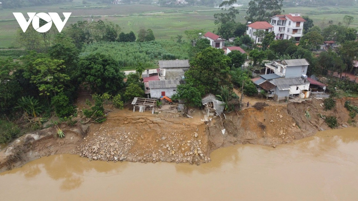 Hiện nay, tại km36+500 đến km37+350 thuộc địa bàn xã Dân Chủ có 17 hộ dân đang sinh sống. Tình trạng sạt lở kéo dài gần 1km đã ảnh hưởng trực tiếp đến cuộc sống của nhiều hộ dân ven sông.