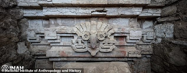 Hai bên cửa là những hình khắc một người đàn ông và một người phụ nữ, có lẽ đại diện cho tổ tiên được chôn cất trong ngôi mộ hoặc người bảo vệ cung điện. Ảnh: INAH.