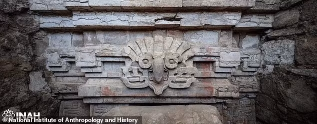 Hai bên cửa là những hình khắc một người đàn ông và một người phụ nữ, có lẽ đại diện cho tổ tiên được chôn cất trong ngôi mộ hoặc người bảo vệ cung điện. Ảnh: INAH.