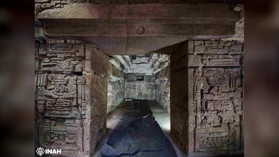 Ngôi mộ trên được các chuyên gia tìm thấy sau khi điều tra một báo cáo nặc danh về việc cướp bóc tại địa điểm này. Cuộc điều tra của họ đã tiết lộ "phát hiện khảo cổ quan trọng nhất trong một thập kỷ ở Mexico", Tổng thống Mexico Claudia Sheinbaum Pardo phát biểu trong cuộc họp báo ngày 23/1. Ảnh: Luis Gerardo Peña Torres/INAH.