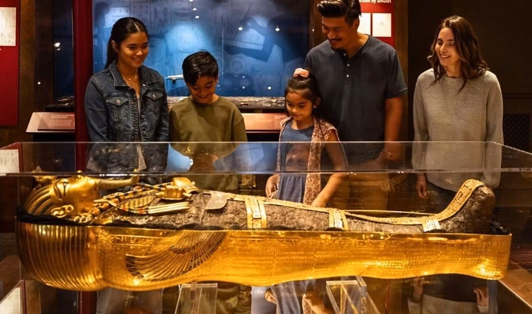 Nhằm đưa xác ướp pharaoh Tutankhamun ra khỏi quan tài, nhóm của nhà khảo cổ Howard Carter đã thử một số cách, bao gồm việc đặt cỗ quan tài dưới ánh nắng mặt trời. Tuy nhiên, nỗ lực này không thành công. Ảnh: biltmore.com.