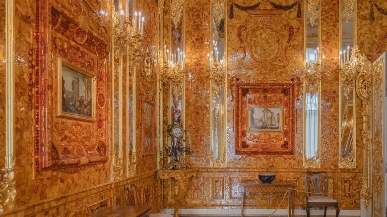 Ban đầu, Căn phòng hổ phách (Amber Room) được lắp đặt bên trong cung điện Charlottenburg, nơi ở của nhà vua nước Phổ Frederick I. Quá trình xây dựng phòng hổ phách bắt đầu năm 1701 và hoàn thành năm 1711. Ảnh: Maria Paina/Shutterstock.
