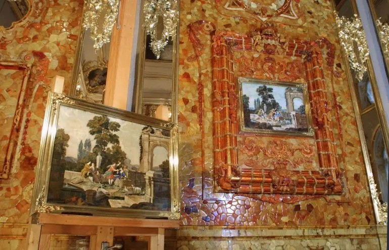 Các thợ lặn đã phát hiện ra xác tàu SS Karlsruhe vào năm 2020 và đã trục vớt được một số thùng. Bên trong những chiếc thùng đó chứa đồ dùng quân sự thay vì của cải quý giá. Các chuyên gia chưa tìm thấy bất cứ dấu vết nào liên quan đến Căn phòng hổ phách tại đó. Ảnh: Nikita Infantjev/Bloomberg via Getty Images.