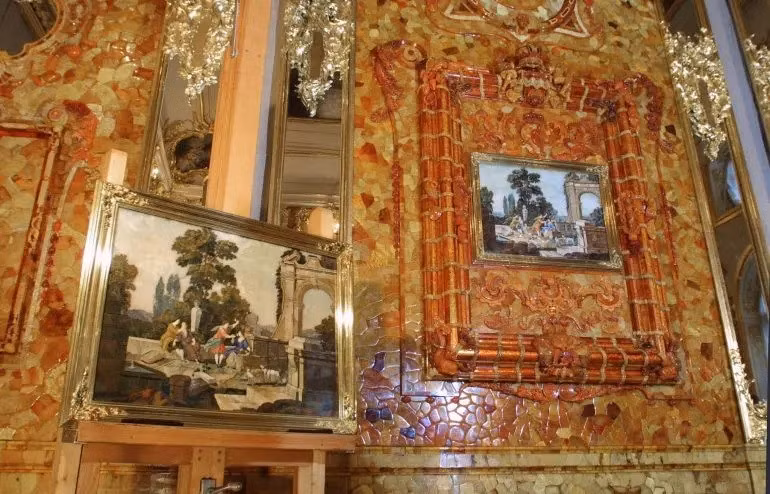 Các thợ lặn đã phát hiện ra xác tàu SS Karlsruhe vào năm 2020 và đã trục vớt được một số thùng. Bên trong những chiếc thùng đó chứa đồ dùng quân sự thay vì của cải quý giá. Các chuyên gia chưa tìm thấy bất cứ dấu vết nào liên quan đến Căn phòng hổ phách tại đó. Ảnh: Nikita Infantjev/Bloomberg via Getty Images.