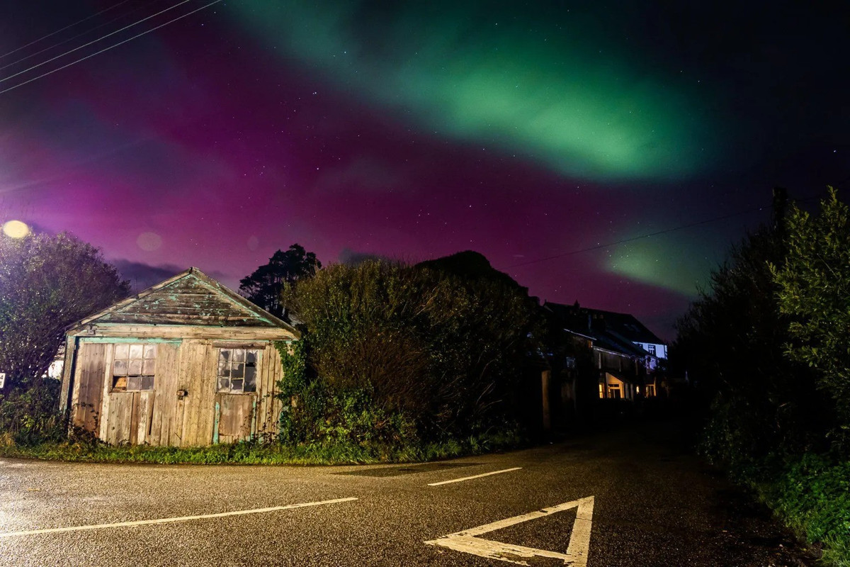 Cơ quan Khí tượng Vương quốc Anh (Met Office) cho hay hiện tượng cực quang Bắc bán cầu xảy ra do bão địa từ mạnh xuất phát từ hoạt động gia tăng của mặt trời. Do đó, cực quang - hiện tượng vốn chỉ thường xuất hiện ở những vùng gần Bắc Cực - có thể quan sát được ở nhiều nơi trên khắp nước Anh. Ảnh: Alamy.