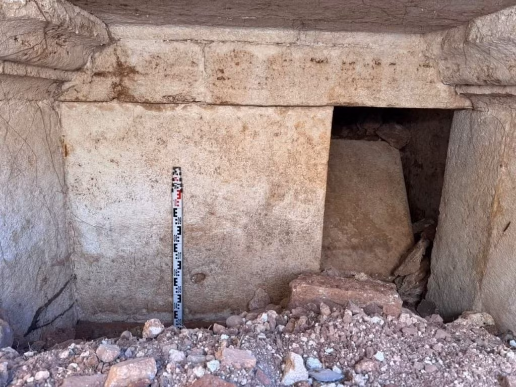 Chất lượng và sự đa dạng của các hiện vật cho thấy Gelliano khi còn sống nắm giữ quyền lực chính trị hoặc kinh tế lớn trong chính quyền La Mã cấp tỉnh. Ông có thể là một quan tòa địa phương hoặc một địa chủ giàu có. Sau khi qua đời, ông được chôn cất theo phong tục và nghi lễ chôn cất của người La Mã. Ảnh: Blendi Gonxhja on Facebook.