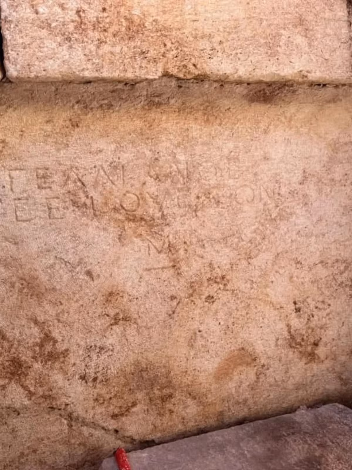 Những tảng đá lớn được khai thác từ những địa điểm xa xôi và được xếp một cách chính xác để tạo nên "bộ khung" của lăng mộ, minh chứng cho nguồn lực đáng kể đã được sử dụng để xây dựng nơi chôn cất xa hoa, hoành tráng này. Ảnh: thehistoryblog.