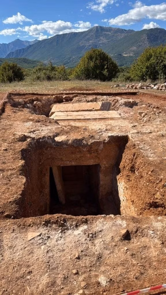 Bên trong mộ cổ có chứa kho báu tùy táng giá trị thể hiện sự giàu có của chủ nhân ngôi mộ gồm: địa thủy tinh, dao, nhiều loại bình... Những hiện vật này còn thể hiện mạng lưới thương mại phát triển kết nối vùng đất xa xôi này với các trung tâm lớn của đế chế La Mã. Ảnh: Blendi Gonxhja on Facebook.