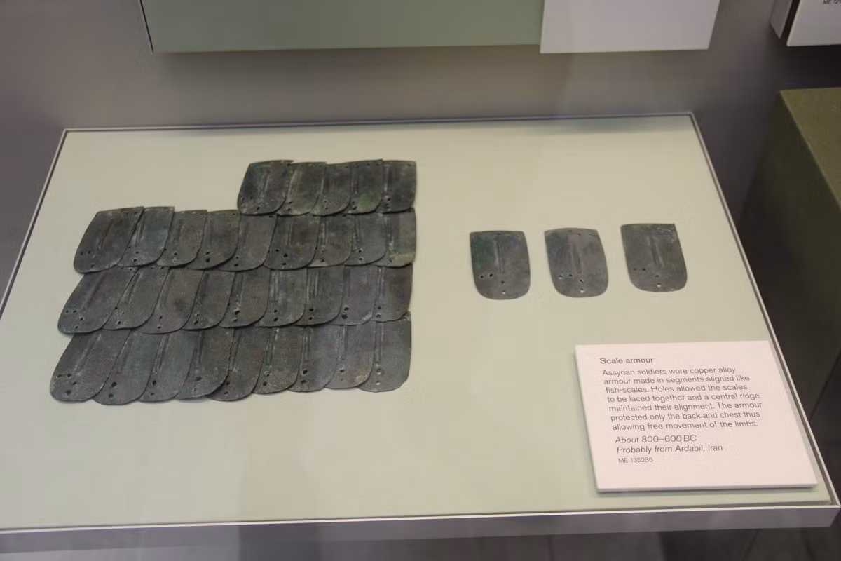 Trong suốt chiều dài lịch sử, nhiều loại áo giáp được các nền văn minh sử dụng để trang bị cho binh lính, góp phần quan trọng vào nhiều chiến thắng trên chiến trường. Nổi bật trong số này là áo giáp kiểu vảy cá. Ảnh: Wikimedia Commons.