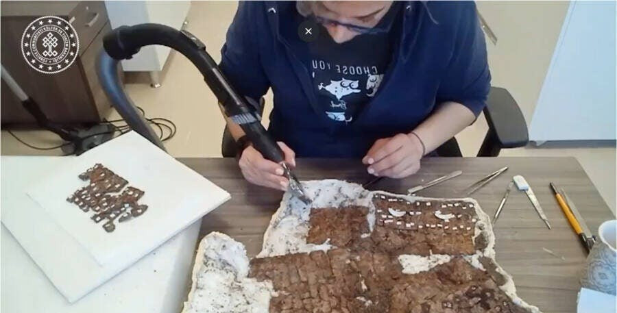 Áo giáp kiểu vảy cá cũng được tìm thấy ở Trung Đông có niên đại từ thế kỷ 3 trước Công nguyên. Ảnh: @muzeler_dairesi/X.