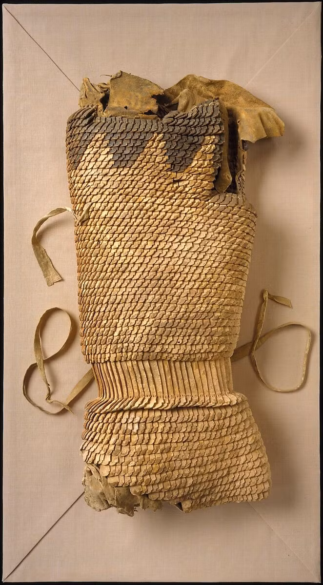 Áo giáp kiểu vảy cá bao gồm hàng trăm vảy kim loại được khâu vào lớp da hoặc lớp vải lót. Các vảy kim loại được khâu chồng lên nhau giống như ở loài cá và bò sát. Ảnh: Public Domain.