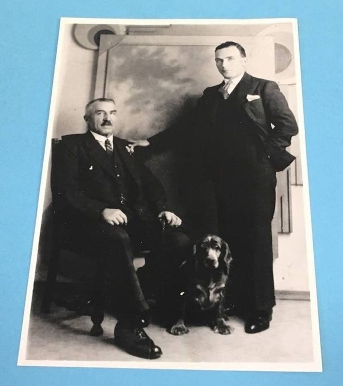 Trong thời gian đó, ông Pierrepoint kiếm sống bằng cách làm những công việc lặt vặt như giao hàng cho một nhà bán buôn tạp hóa. Đến năm 1932, ông có cơ hội làm công việc mơ ước khi một trợ lý đao phủ từ chức. Ông tham dự vụ hành quyết đầu tiên ở Dublin vào cuối năm 1932 do chú của ông - Thomas Pierrepoint thực hiện. Ảnh: Bolden Auction.