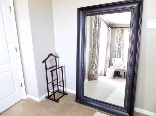  3. Gương soi bị nghiêng, méo hoặc nứt vỡ: Gương không đơn thuần là vật dụng để soi chiếu mà còn có khả năng khuếch tán và phản xạ năng lượng. Một chiếc gương treo sai vị trí, bị nghiêng lệch hoặc để quá lâu khi đã nứt vỡ có thể trở thành nguồn gây rối loạn phong thủy trong nhà.