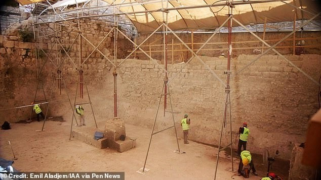 Trong Kinh thánh, Chúa Jesus được mô tả chữa lành thị giác cho một người ăn xin bị mù bằng cách bảo người này đi rửa mặt ở hồ Siloam, Jerusalem, Israel.