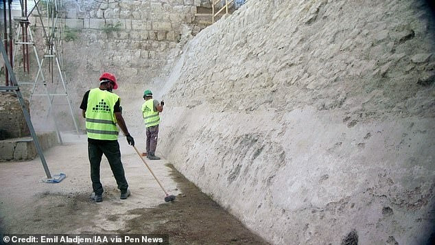 Theo Giám đốc Itamar, các chuyên gia đã khai quật một bức tường của con đập khổng lồ cao hơn 11m, có niên đại khoảng 2.800 năm trước, thuộc thời kỳ Đền thờ thứ nhất.