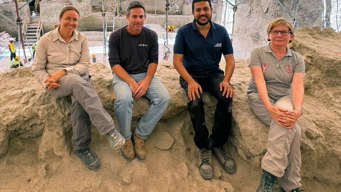 Theo Johanna Regev và Elisabetta Boaretto thuộc Viện Khoa học Weizmann, cấu trúc khác thường của bức tường giúp xác định niên đại trong một khoảng thời gian rất ngắn. Thêm nữa, lượng mưa thấp bất thường trong thời gian này cho thấy hồ Siloam được xây dựng để ứng phó với biến đổi khí hậu.