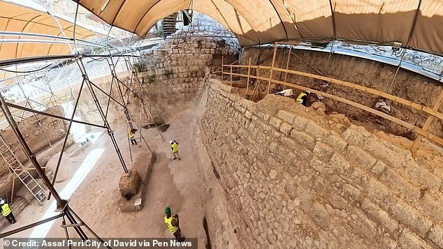 Mới đây, các nhà khảo cổ phát hiện một con đập đồ sộ tại vị trí trước đây từng là hồ nước tại trung tâm thành phố cổ kính Jerusalem.