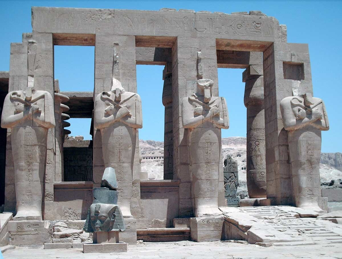 Pharaoh Ai Cập thường được coi là hiện thân phàm trần của một vị thần quyền lực. Đối với Ramesses Đại đế, vị thần đó là Amun. Ông thậm chí còn tự nhận là con trai của thần Amun. Ảnh: thecollector.com.