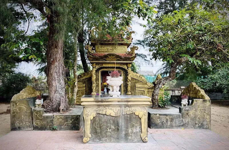 Sau khoảng 2 - 5 năm, người dân sẽ làm lễ cải táng, đưa bộ xương cá voi vào chôn cất trong ngôi mộ ở nghĩa trang hoặc đưa vào dinh vạn thờ. Ảnh: Kinh tế &amp; Đô thị.