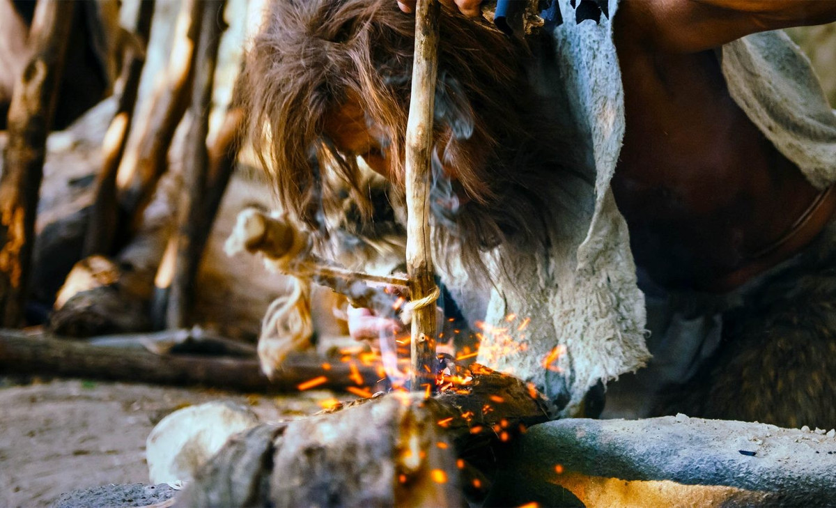 Thêm nữa, tại một góc của di chỉ - nơi từng là một hố nước nhỏ giữa cánh rừng vào khoảng 400.000 năm trước, các nhà khoa học phát hiện một mảnh đất sét bị nung đỏ và những chiếc rìu đá vỡ do nhiệt. Kết quả phân tích địa hóa chỉ ra lửa đã nung đỏ một mảng đất sét tới nhiệt độ hơn 700 độ C. Các chuyên gia khẳng định đây là một bếp lửa cố định. Ảnh: Earth.com.