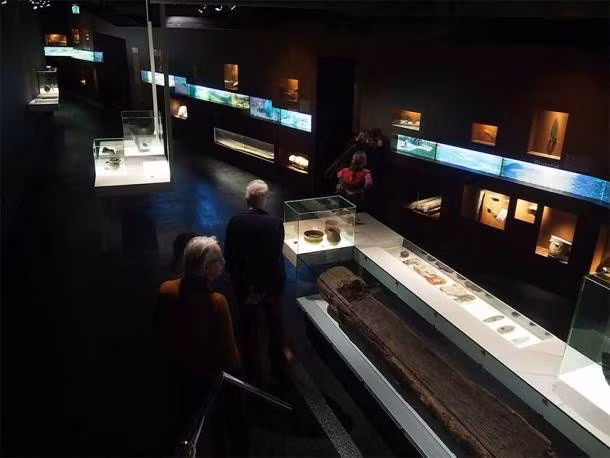 Một nhóm công nhân làm đường đã tìm thấy chiếc thuyền độc mộc trên tại một đầm lầy than bùn gần làng Pesse, Hà Lan. Hiện vật này, hiện được gọi là thuyền Pesse, là chiếc thuyền cổ nhất thế giới từng được phát hiện. Ảnh: C messier / CC BY-SA 4.0.