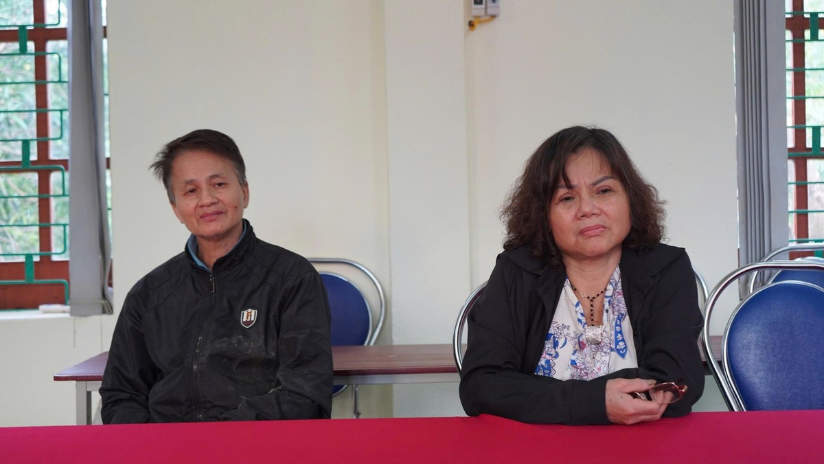 Bà nội Nguyễn Thị Bích Hằng và ông Nguyễn Ngọc Thành tại cơ quan Công an