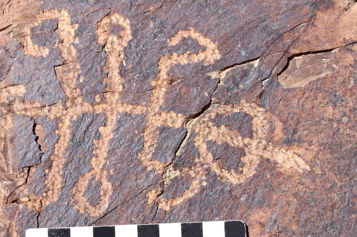 Vào thời tiền sử, khi sống trong hang động, con người đã tạo ra các bức tranh bằng cách chạm khắc trên đá. Những tác phẩm này được sử dụng như một cách thức giao tiếp, thể hiện cảm xúc hay quan điểm. Ảnh: Mohammad Naserifard.