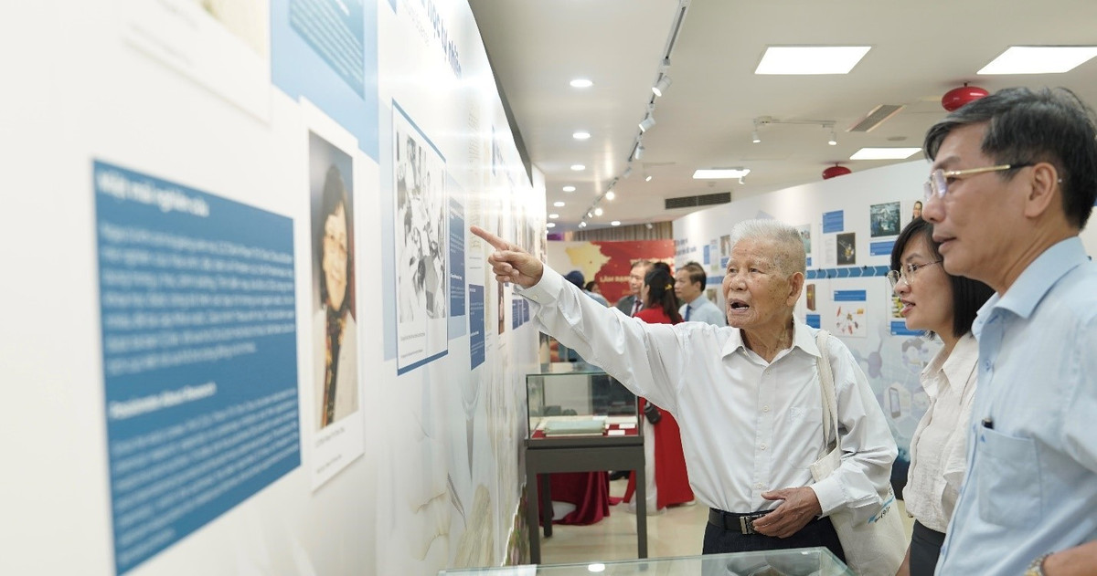 Giáo sư Đặng Huy Huỳnh (nay đã 94 tuổi) giới thiệu cho mọi người về những công trình của Giáo sư được trưng bày tại buổi Lễ