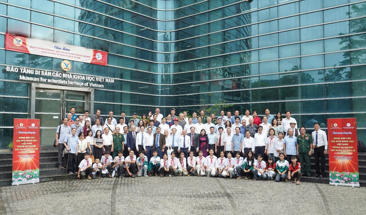 Các đại biểu chụp ảnh lưu niệm trước cửa tòa nhà Quyển sách