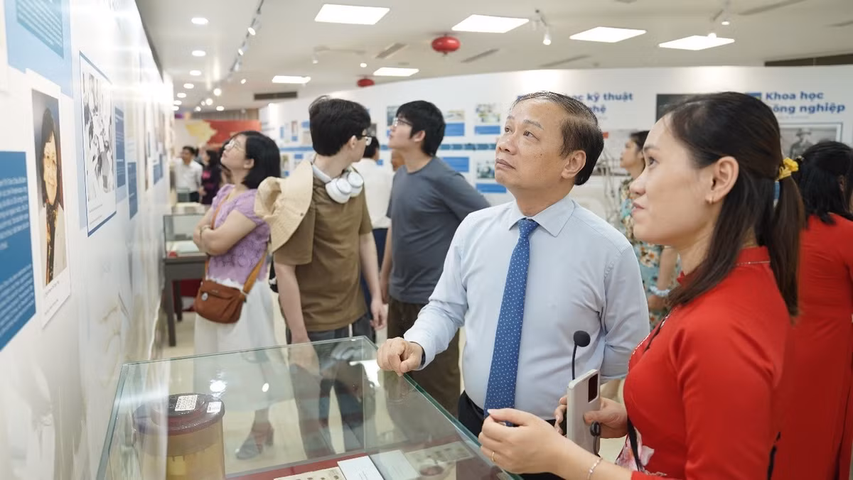 Đồng chí Phạm Tất Thắng, Ủy viên Trung ương Đảng, Phó Trưởng Ban Tuyên giáo và Dân vận Trung ương tham quan không gian trưng bày