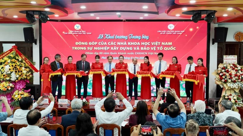 Các đại biểu cắt băng khai trương Trưng bày