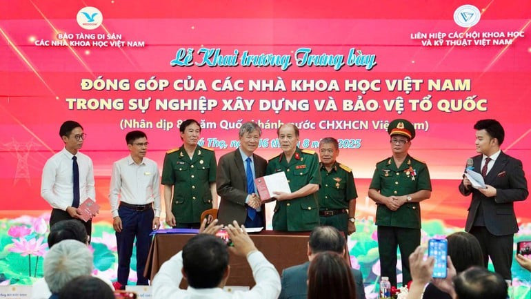 Tiến sĩ Đào Chí Thành tặng tài liệu cho Bảo tàng Di sản các nhà khoa học Việt Nam