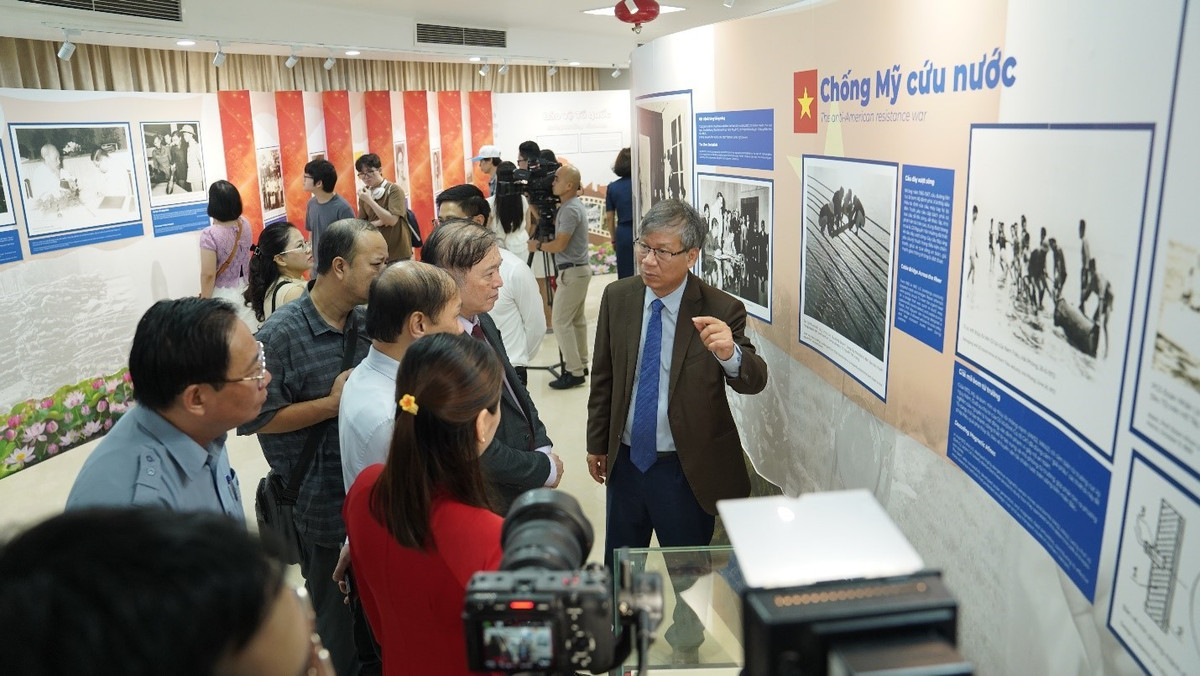 Giáo sư, Tiến sĩ, Anh hùng Lao động Nguyễn Anh Trí giới thiệu cho đại biểu tại không gian Trưng bày