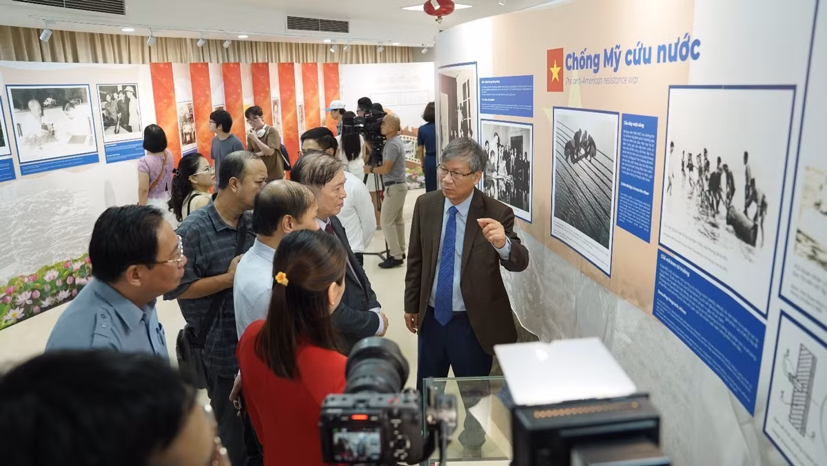 Giáo sư, Tiến sĩ, Anh hùng Lao động Nguyễn Anh Trí giới thiệu cho đại biểu tại không gian Trưng bày