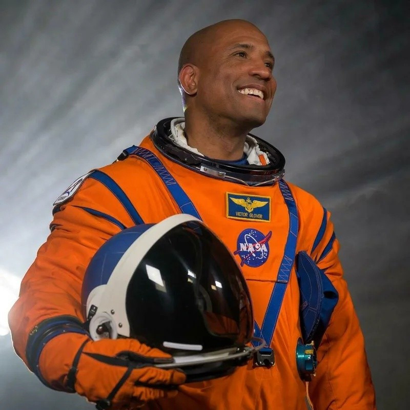 Theo NASA, Victor Glover, 49 tuổi, sẽ đảm nhiệm vai trò phi công của tàu vũ trụ Orion trong sứ mệnh Artemis II. Ảnh: Riley McClenaghan/NASA.