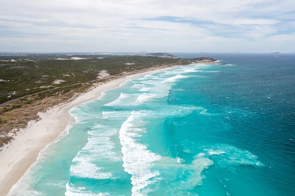 Cũng trong ngày hôm đó, một cậu bé 10 tuổi bị cá mập húc văng khỏi ván lướt và ngoạm mất một mảng lớn của tấm ván. May mắn là cậu bé không bị thương. Đặc biệt, một thiếu niên 12 tuổi đã thiệt mạng sau khi bị cá mập tấn công. Ảnh: Getty.