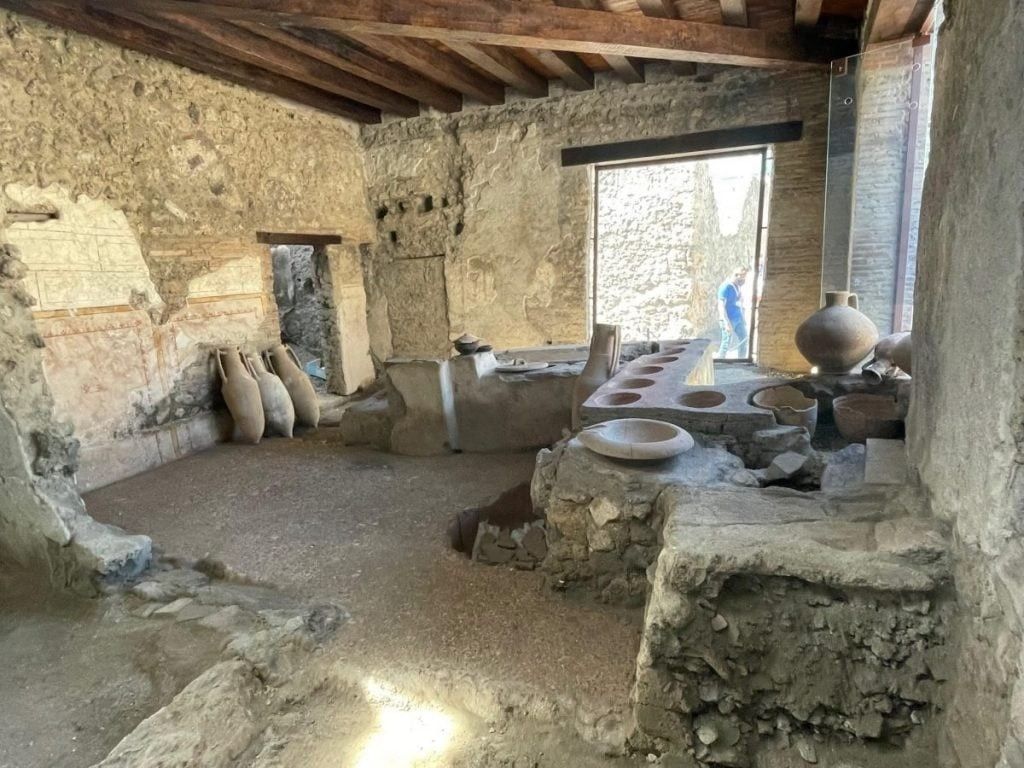 Tầng lớp thượng lưu La Mã ở Pompeii phần lớn tránh xa những thermopolia. Những cư dân ở tầng lớp thấp thường xuyên lui tới thermopolia để ăn uống, trò chuyện và đôi khi là ký kết những hợp đồng kinh doanh. Tuy nhiên, thành phố cổ Pompeii đã bị "xóa sổ" khi núi lửa Vesuvius phun trào dữ dội vào năm 79. Hơn 2.000 người đã thiệt mạng trong thảm kịch kinh hoàng này. Ảnh: Archaeological Park of Pompeii.