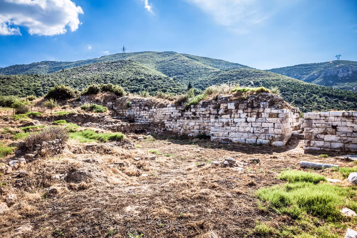 Các nhà nghiên cứu cho hay bức tượng được chế tác từ đá cẩm thạch với các chi tiết được tạc vô cùng tỉ mỉ, bao gồm cả mái tóc. Phần đầu được tạc từ 2 mảnh chạm khắc riêng biệt rồi ghép lại với nhau. Ảnh: worldhistory.org.
