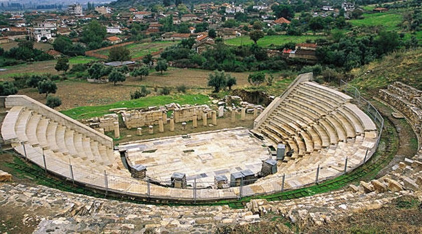 Các chuyên gia cho hay phần thân của bức tượng được cho được tìm thấy trước đó ở tòa nhà Bouleuterion tại Metropolis. Phần thân tượng có kích thước trùng khớp với đầu của pho tượng mới khai quật. Ảnh: AA.