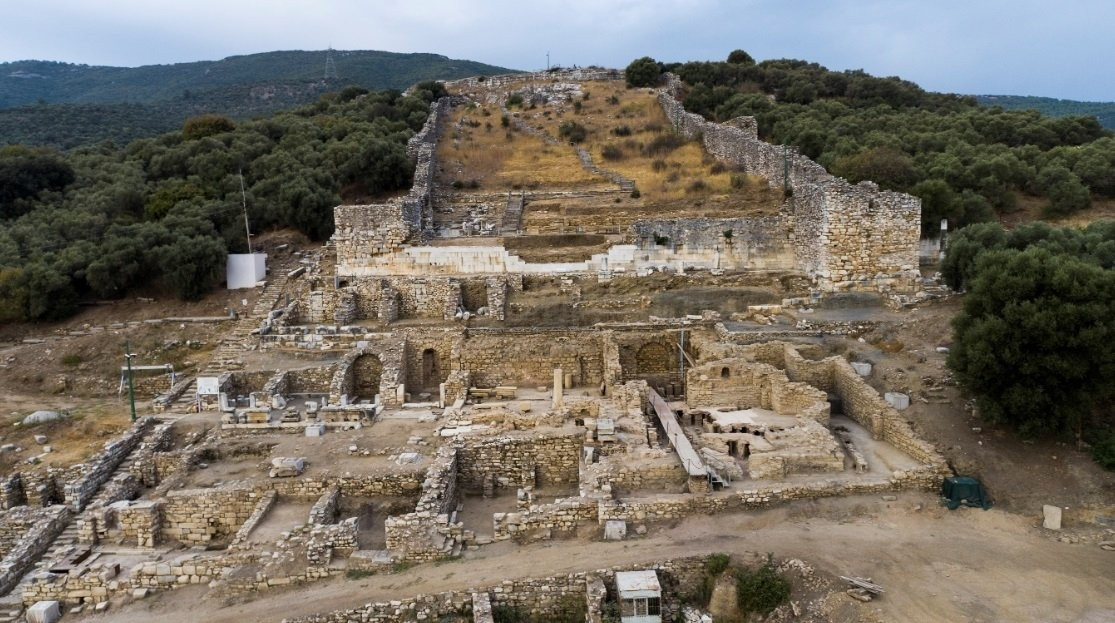 Thay vì khắc con ngươi, các nhà điêu khắc đã đặt những viên đá màu sắc để tạo ra đôi mắt sáng hơn, sống động hơn của bức tượng. Ảnh: DHA Photo/Müge Yarımbatman.