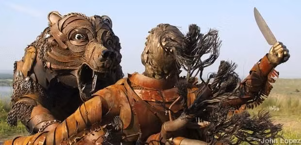 Nhiều thế kỷ sau, câu chuyện sống sót thần kỳ của ông Glass đã được các nhà làm phim khắc họa trong bộ phim "The Revenant" năm 2015. Không những vậy, cuộc chiến với con gấu nổi tiếng của ông Glass còn được khắc họa hình ảnh tại một đài tưởng niệm ở bờ nam sông Grand. Ảnh: roadsideamerica.com.