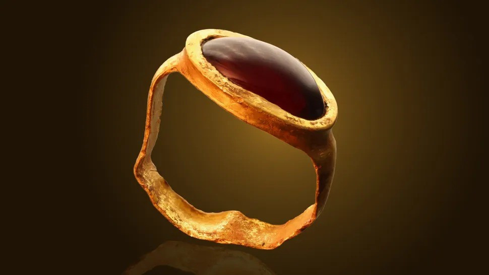 Các nhà khảo cổ đã tìm thấy một chiếc nhẫn vàng gắn đá quý màu đỏ có niên đại khoảng 2.300 năm tuổi tại khu vực khai quật Thành David, nằm trong Công viên Quốc gia bao quanh tường thành Jerusalem, Israel. Đây là chiếc nhẫn vàng thứ hai được tìm thấy trong chưa đầy 1 năm tại cùng địa điểm và có cùng niên đại. Ảnh: Eliyahu Yanai, City of David.