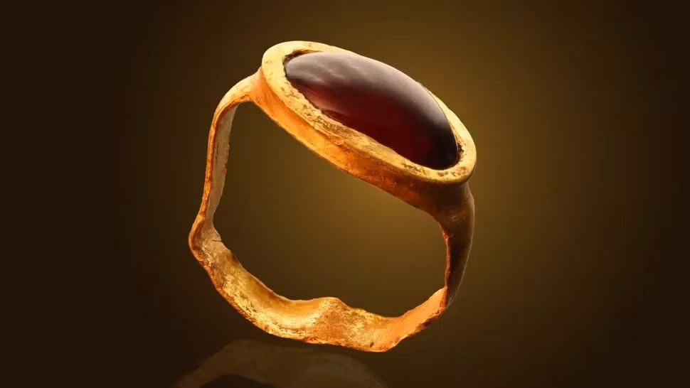 Các nhà khảo cổ đã tìm thấy một chiếc nhẫn vàng gắn đá quý màu đỏ có niên đại khoảng 2.300 năm tuổi tại khu vực khai quật Thành David, nằm trong Công viên Quốc gia bao quanh tường thành Jerusalem, Israel. Đây là chiếc nhẫn vàng thứ hai được tìm thấy trong chưa đầy 1 năm tại cùng địa điểm và có cùng niên đại. Ảnh: Eliyahu Yanai, City of David.