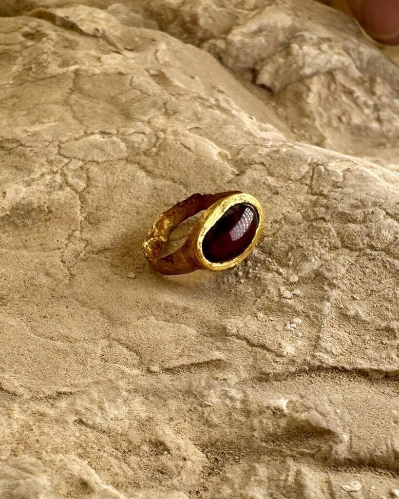 "Những người phụ nữ đã đính hôn sẽ chôn đồ trang sức và các đồ vật thời thơ ấu khác dưới nền nhà như một biểu tượng của sự chuyển đổi từ thời thơ ấu sang tuổi trưởng thành", nhà khảo cổ Marion cho hay. Ảnh: Reut Vilf, City of David.