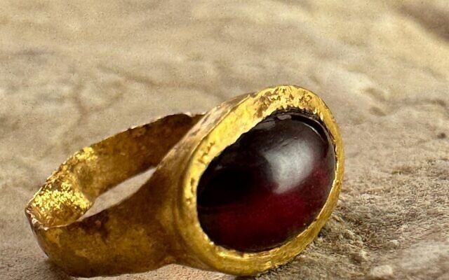 Những món trang sức làm từ vàng và đá quý sặc sỡ, như đá garnet đỏ, rất thịnh hành trong giai đoạn này. Ảnh: Reut Wilf, City of David.